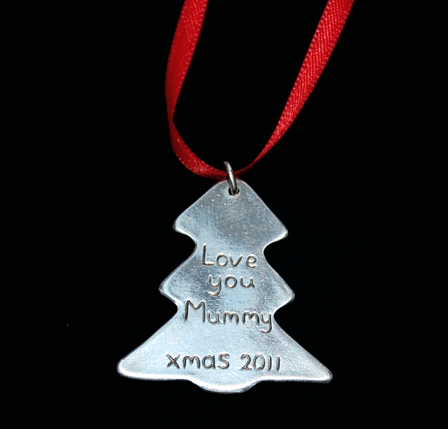 Personalised message on the back of a silver Christmas tree fingerprint charm.